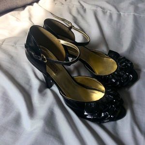 STEVE MADDEN BLACK STRAP HEELS